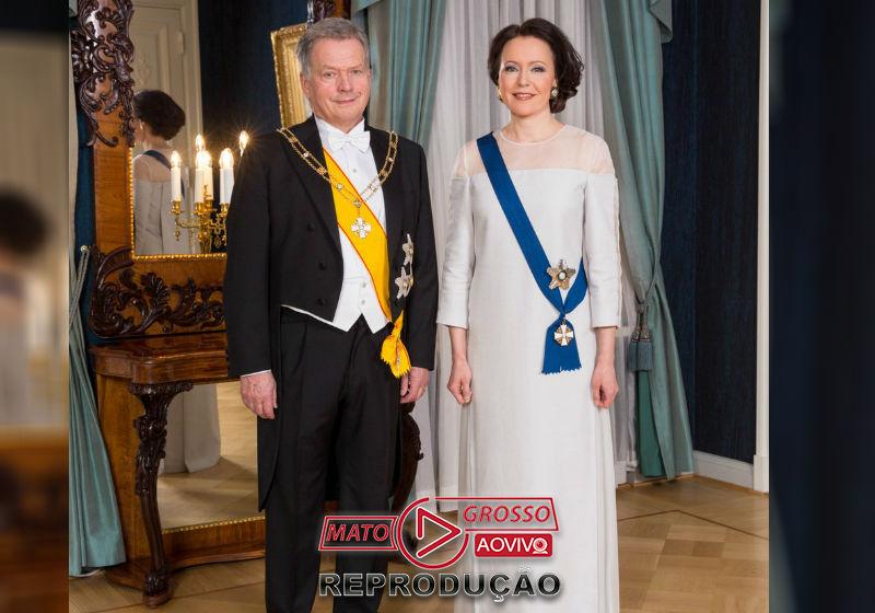 A primeira-dama ao lado marido, presidente da Finlândia Sauli Niinistö Foto: Twitter