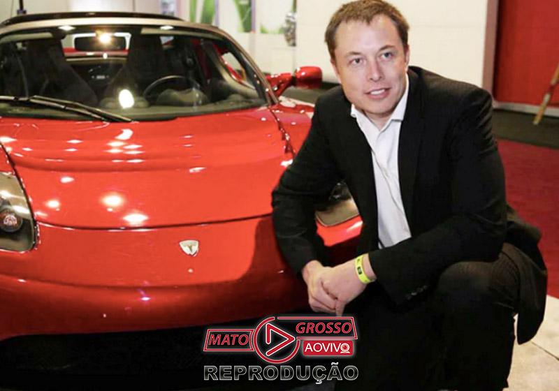 Elon Musk com carro da Tesla - Foto: divulgação