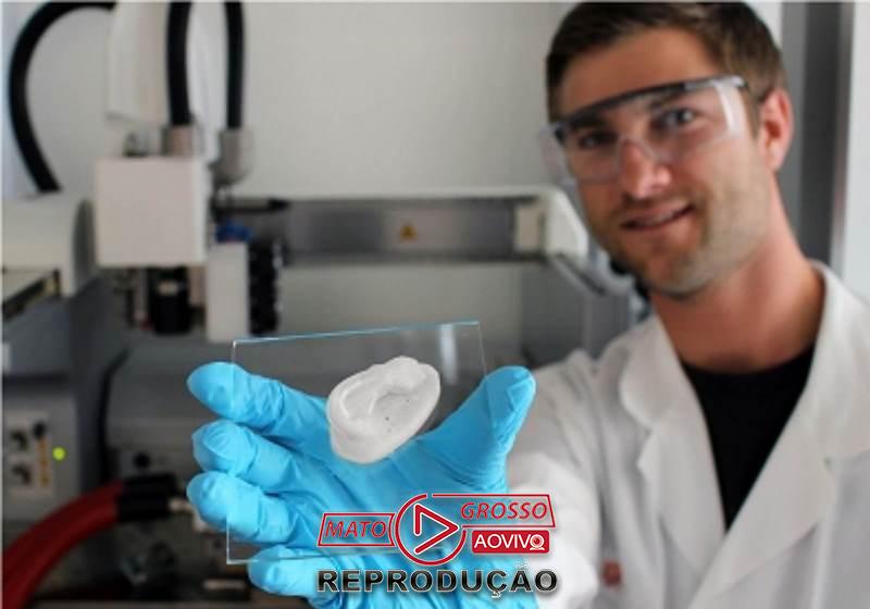 Orelha impressa em 3D: o pesquisador Michael Hausmann está usando nanocelulose como base para novos implantes Foto: Empa