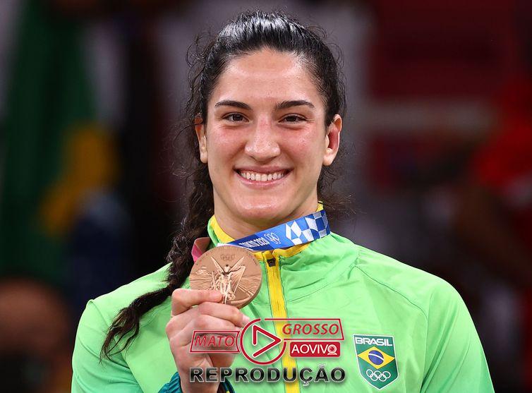 Mayra Aguiar mostra medalha de bronze conquistada no judô na Olimpíada de Tóquio
