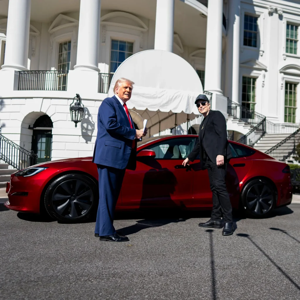 Trump compra Tesla na Casa Branca em meio a ataques terroristas contra veículos e motoristas da marca 2