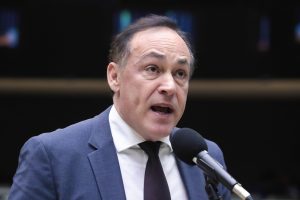 Apesar de pressão sobre o partido, vice-líder do PSD assina urgência para PL da anistia 3