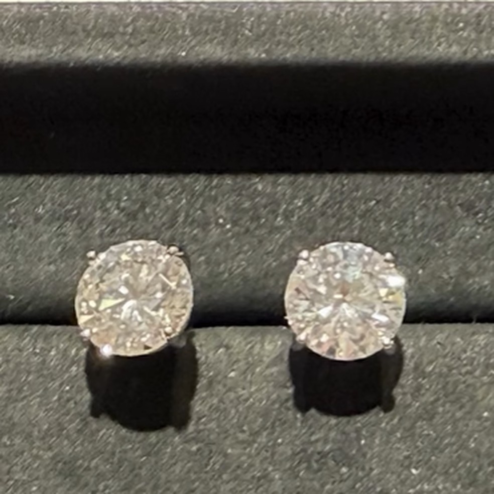 Dois dos brincos de diamantes roubados da loja Tiffany & Co. — Foto: Departamento de Polícia de Orlando/Reprodução