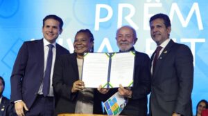 Ministério da Educação COMENTE ABAIXO: Leia Também: Governo do Brasil intensifica vacinação nas escolas públicas