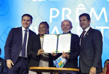 Ministério da Educação COMENTE ABAIXO: Leia Também: Governo do Brasil intensifica vacinação nas escolas públicas