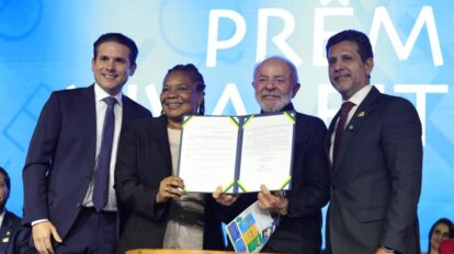 Ministério da Educação COMENTE ABAIXO: Leia Também: Governo do Brasil intensifica vacinação nas escolas públicas