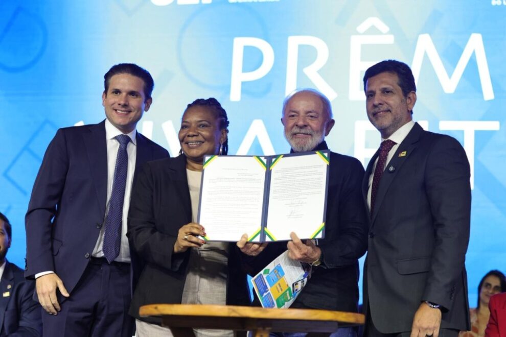 Ministério da Educação COMENTE ABAIXO: Leia Também: Governo do Brasil intensifica vacinação nas escolas públicas