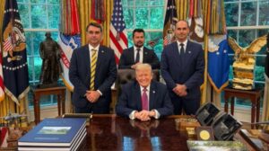Flávio Bolsonaro se encontra com Donald Trump na Casa Branca e desmente narrativas da imprensa
