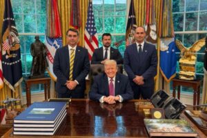 Flávio Bolsonaro se encontra com Donald Trump na Casa Branca e desmente narrativas da imprensa