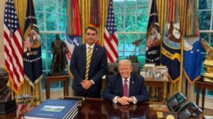 Donald Trump recebe Flávio Bolsonaro e questiona sobre situação atual de Jair Bolsonaro