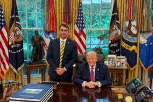 Donald Trump recebe Flávio Bolsonaro e questiona sobre situação atual de Jair Bolsonaro
