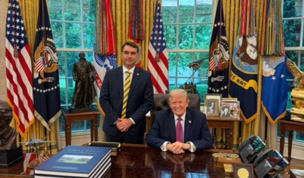 Donald Trump recebe Flávio Bolsonaro e questiona sobre situação atual de Jair Bolsonaro