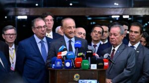 Setor industrial solicita que Alcolumbre adie debate sobre PEC 6x1 para depois das eleições