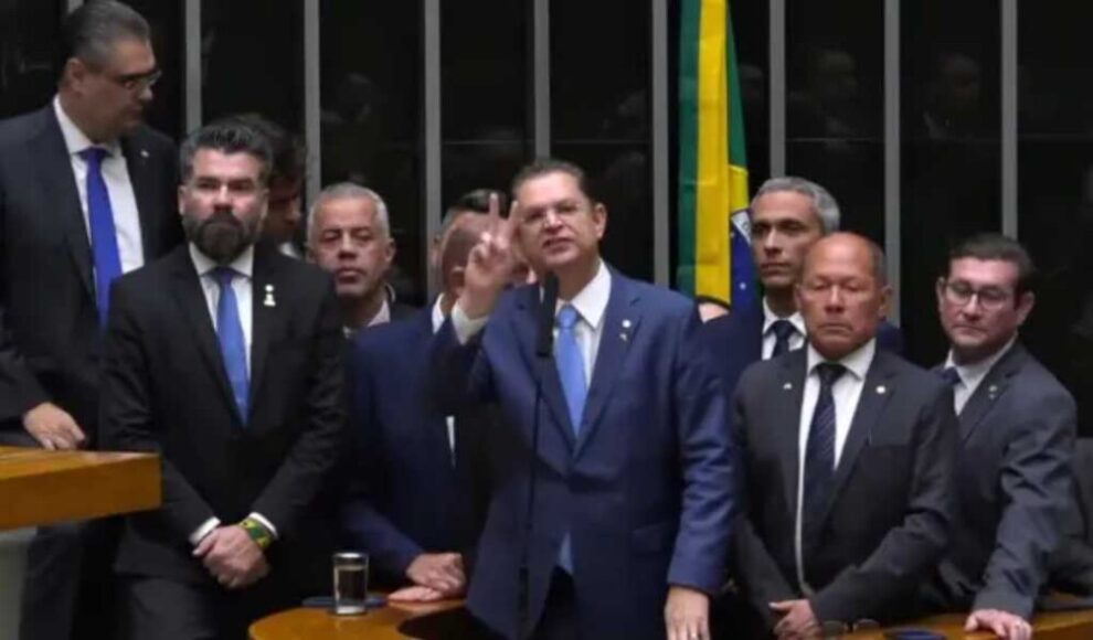 PL propõe escala 4x3 e desafia PT em reviravolta no cenário político