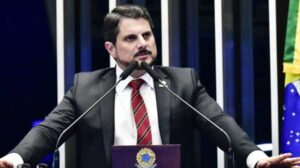 Marcos do Val pode reaver passaportes com aval da PGR