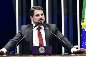 Marcos do Val pode reaver passaportes com aval da PGR