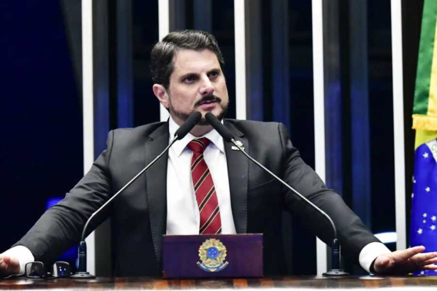 Marcos do Val pode reaver passaportes com aval da PGR