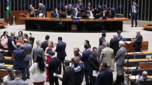Jornada de 40 horas: Câmara aprova PEC histórica e põe fim à escala 6x1