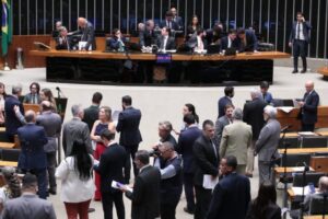 Jornada de 40 horas: Câmara aprova PEC histórica e põe fim à escala 6x1