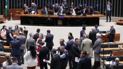 Jornada de 40 horas: Câmara aprova PEC histórica e põe fim à escala 6x1