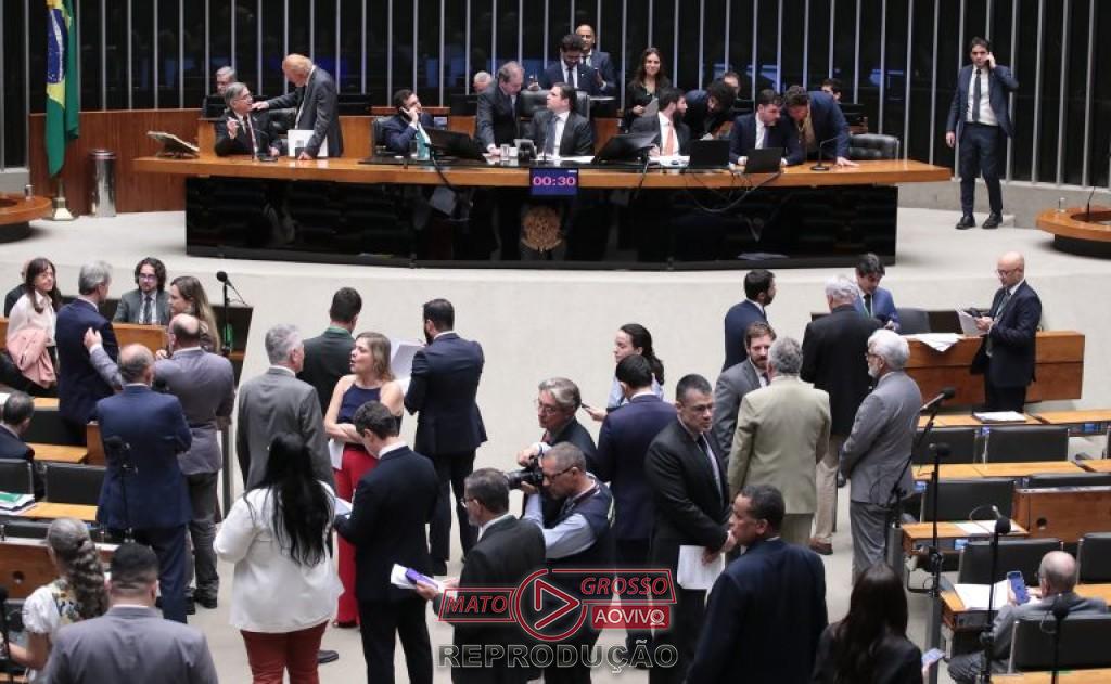Jornada de 40 horas: Câmara aprova PEC histórica e põe fim à escala 6x1