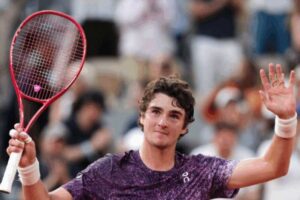 Fenômeno brasileiro João Fonseca faz história e vence Novak Djokovic