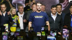 Flávio Bolsonaro exibe frase 'Curitiba prendeu, Brasília soltou' em aparição pública