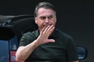 Equipe médica aponta restrição de mobilidade no ombro de Jair Bolsonaro