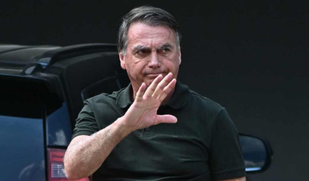 Equipe médica aponta restrição de mobilidade no ombro de Jair Bolsonaro