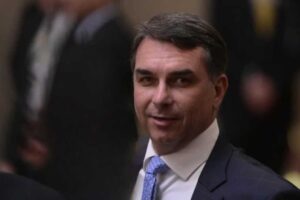 Pedido de investigação contra Flávio Bolsonaro na PGR provoca reação de sua equipe