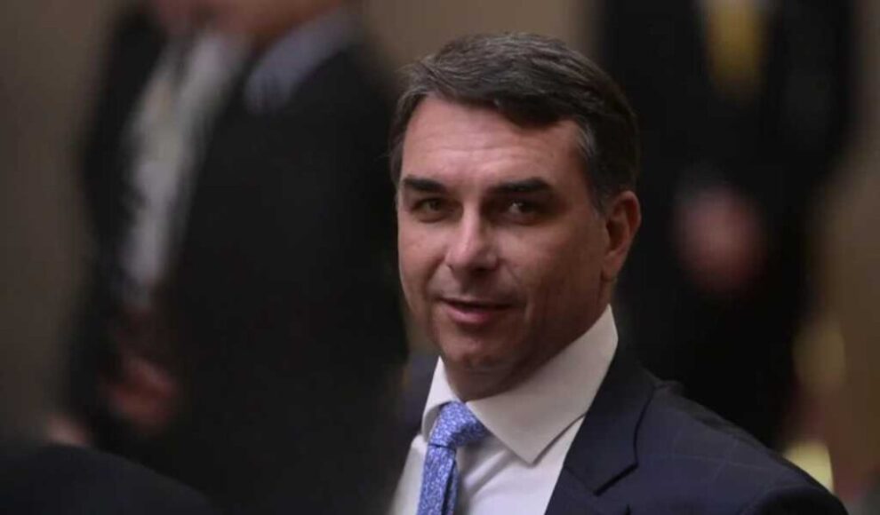 Pedido de investigação contra Flávio Bolsonaro na PGR provoca reação de sua equipe