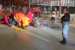 Carro capota após colisão com poste na Avenida Miguel Sutil em Cuiabá