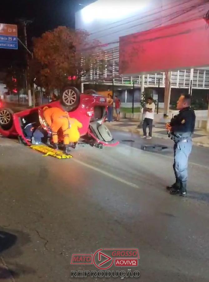 Carro capota após colisão com poste na Avenida Miguel Sutil em Cuiabá