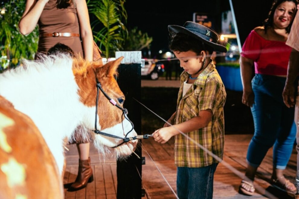 Famílias celebram o Dia da Família na Exponorte com interação inédita na mini fazenda