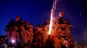 Festa do título do PSG na França termina em morte, centenas de feridos e centenas de prisões