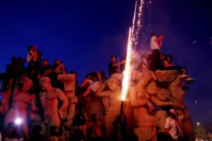 Festa do título do PSG na França termina em morte, centenas de feridos e centenas de prisões