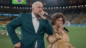 Belo e Alcione enfrentam críticas após interpretação do Hino Nacional em jogo da Seleção