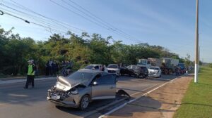 Engavetamento com sete veículos deixa dois feridos em Várzea Grande após poça de óleo na pista
