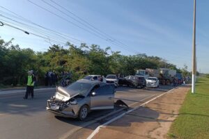 Engavetamento com sete veículos deixa dois feridos em Várzea Grande após poça de óleo na pista