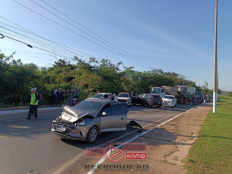 Engavetamento com sete veículos deixa dois feridos em Várzea Grande após poça de óleo na pista