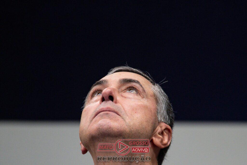 Luís Roberto Barroso é confrontado por Ex-bbb em viagem ao exterior