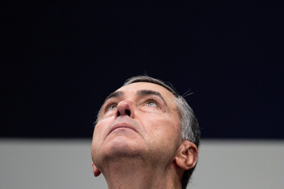 Luís Roberto Barroso é confrontado por Ex-bbb em viagem ao exterior