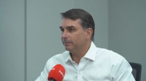 Flávio Bolsonaro articula com Donald Trump proteção a empresas brasileiras contra taxas