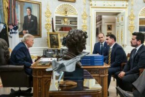 Ex-presidente Donald Trump elogia Flávio Bolsonaro após encontro na Casa Branca