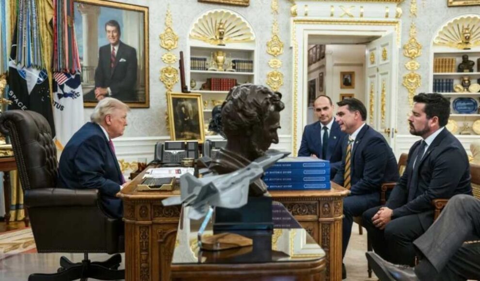 Ex-presidente Donald Trump elogia Flávio Bolsonaro após encontro na Casa Branca