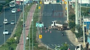 Acidente em Cuiabá: colisão entre moto e caminhão interdita parcialmente Estrada de Chapada