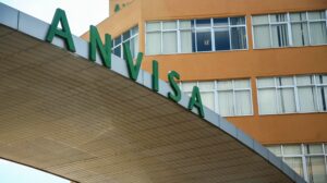 Anvisa ordena recolhimento de água Crystal por contaminação de bactéria em lote distribuído no DF e outros estados