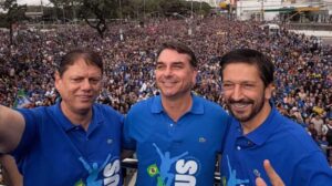 Flávio Bolsonaro declara que 'o mal será expulso do Brasil este ano' em grande evento