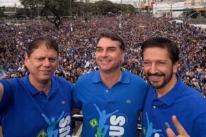 Flávio Bolsonaro declara que 'o mal será expulso do Brasil este ano' em grande evento