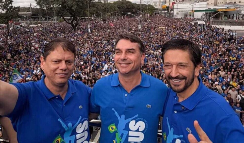 Flávio Bolsonaro declara que 'o mal será expulso do Brasil este ano' em grande evento
